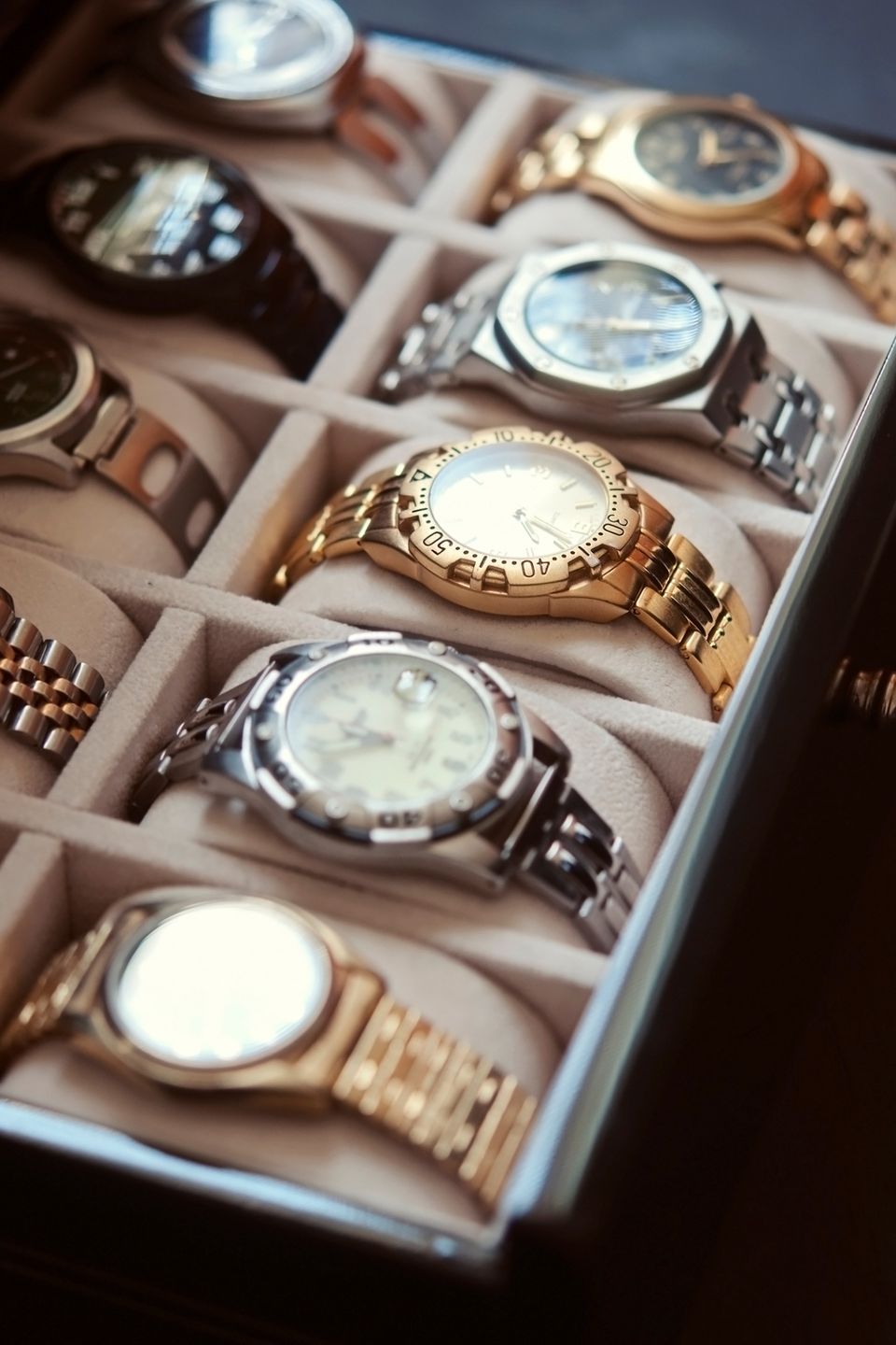 Secondhand-Armbanduhren in einer gepolsterten Uhrenbox
