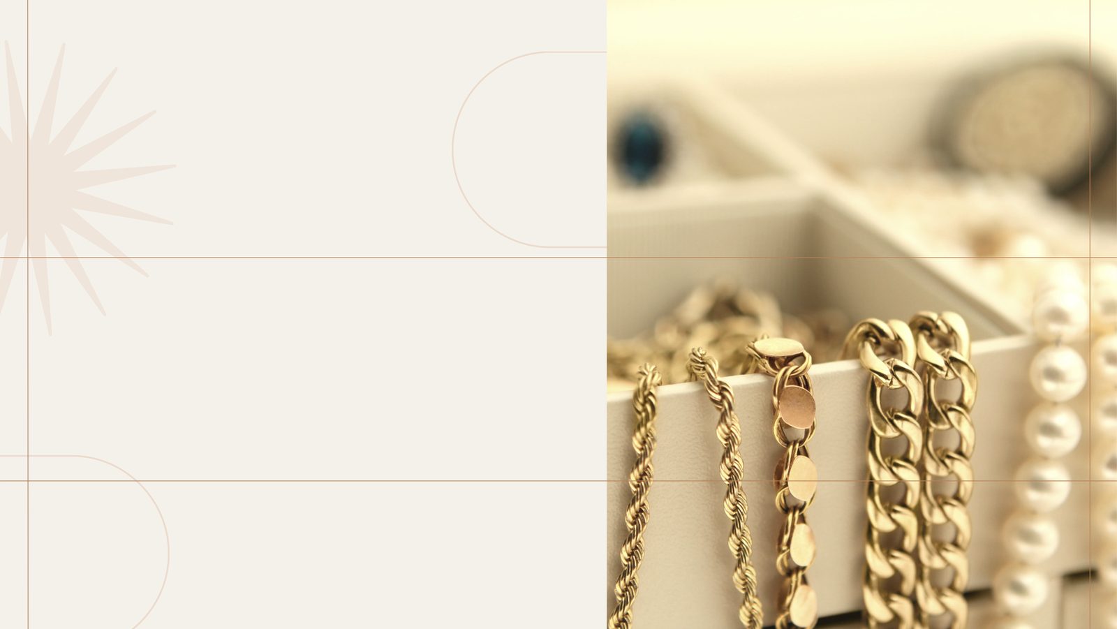 Goldketten, eine Perlenkette und weiterer Schmuck in einer hellen Schmuckschatulle